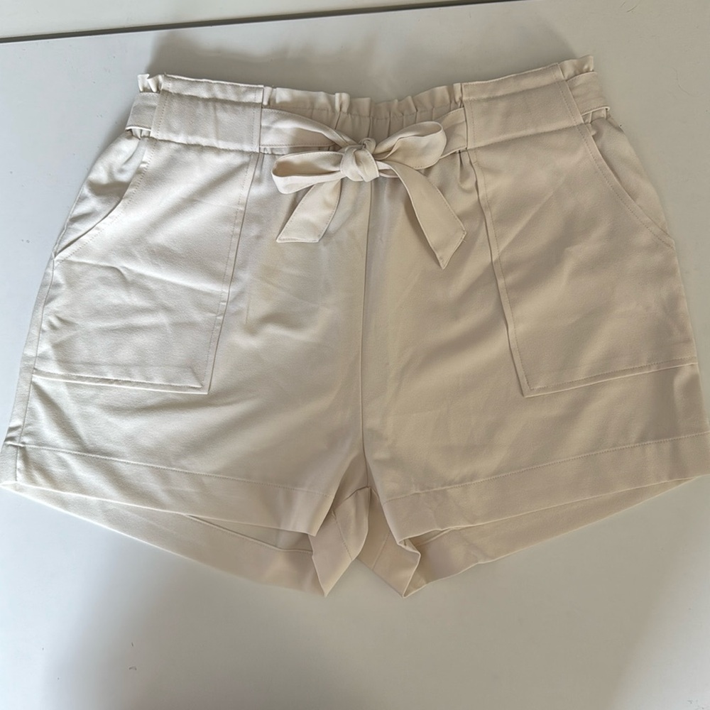 Ci Sono Women's Cream Shorts Size Large new with tags